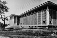 Abidjan, Palais de Justice – Il doit s’agir du bâtiment qui a remplacé en 1954 l’ancien Palais de Justice construit en 1911 à Grand-Bassam.