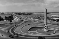 Abidjan, la place Lapalude et le pont Houphouët-boigny – Le pont a été bâti en 1957, la place deviendra Place de l’indépendance.