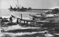 Wharf et Sassandra – Le wharf est mis en service en 1951et remplacé par le port de San Pédro en 1971. Il existait antérieurement un wharf destiné à l’embarquement des bananes, au N-N-W de la jetée. (Instructions nautiques Côtes Ouest d’Afrique n°414, services hydrographique de la Marine, Paris, 1943). Pour les navires relâchant à Sassandra, ce même manuel signale que l’on peut s’y procurer des bœufs, des moutons de la volaille et des fruits. - Carte postale édité par la librairie F. Merthy à Sassandra, peu après l’indépendance de la Côte d’Ivoire.