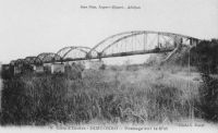 Dimbokro, passage sur le N'zi – Les travaux du chemin de fer « Abidjan-Niger » débutent en 1904. En 1909, le N’zi constitue la dernière grosse difficulté de la partie équatoriale du tracé ferroviaire ; il est franchi grâce à un viaduc de 255 mètres de long. Le viaduc du N'zi et la gare de Dimbokro sont inaugurés le 11 septembre 1910, par le gouverneur général Angoulevant.