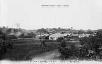 Dabou, quartier indigène - Dabou est un chef-lieu de subdivision du cercle d'Abidjan qui compte, en 1948, 4296 habitants. Dabou dispose d'une poste, du télégraphe, du téléphone, d'un médecin africain, d'un dispensaire et d'un garage où il est possible de réparer les automobiles. Il y a trois entreprises commerciales qui sont Dubosi, Prétureau (transport) et Tschirren (transport). L'industrie repose sur l'UTP (Plantation-usine de traitement palmiste) et la Société commerciale et agricole de l'Agneby (briquetterie). Le seul planteur répertorié alors est Nguessan Clément (Jacqueville).