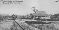 Chemin de fer de Bingreville à Bouaké – Les travaux de la ligne de chemin de fer « Abidnan-Niger » sont entamés en 1904. L’exploitation régulière commence en 1907, mais ne va que de la lagune à l’Agnéby. Il faut attendre 1912 pour que le service aille jusqu’à Bouaké (point kilométrique 345). C’est le gouverneur général de l’AOF d’alors, William Ponty, qui vient en inaugurer la gare, le 15 mars. Bouaké reste le terminus de la ligne jusqu’en 1923.