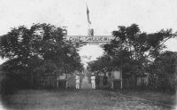 Abidjan, entrée du Camp Gallieni – L’emplacement correspond à celui de l’actuel Palais de Justice.