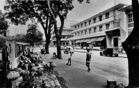 Abidjan, boulevard Antonetti, Hôtel du Parc – Ce boulevard porte le nom de Raphaël Valentin Marius Antonetti (1872 - 1938) qui fut gouverneur de la Côte d’Ivoire entre janvier 1918 et  avril 1924. L’hôtel du Parc est l’ancien hôtel Bardon, agrandit dans les années 1940. Il est le premier hôtel climatisé d’Afrique francophone.