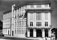 Abidjan, nouvelle Chambre de Commerce – « La Chambre de Commerce compte actuellement [en 1948] 18 membres titulaires. Son but principal est de défendre et soutenir les intérêts commerciaux, de participer, dans la mesure de ses moyens, au développement économique de la Colonie et apporter sa collaboration dans l’exécution des projets du Gouvernement local, solidairement liés à ceux du commerce ; son but secondaire est de servir de liaison entre l’Administration locale et ses membres : commerçants, exportateurs et importateurs. » Guid’AOF, édition 1948