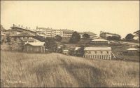 Freetown, Tower Hill. – « Nouvelle escale à Freetown qui est la capitale de la Guinée anglaise, de cette Sierra Leone qui appartint aux Portugais. La côte est découpée et bordée de verdures. La ville s’étage au flanc d’un coteau, mais le fond du décor est composé de deux petites chaînes de montagnes à demi enchevêtrées, dont un des sommets à la forme d’un pain de sucre. Rien ici de colonial ni d’africain. On se croirait au bord d’un lac de Lombardie ou du Tessin. La mer est d’un bleu délicat, presque tendre. Freetown ressemble à Lugano et les casernes du haut quartier, bien exposées au soleil, font figure de grands hôtels qui attendent les étrangers. » Sources : Bordeaux, H., Nos Indes noires, Paris, éditions Plon, 1936.