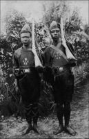Police de Cape-Coast. – Carte postale diffusée par les missions africaines, 150 cours Gambetta, Lyon. - Les forces de police de la ville de Cape Coast, qui fut la capitale de la Côte-de-l’Or jusqu’en 1877, sont parmi les plus anciennes de la colonie. Elles sont les héritières directes des petites garnisons déployées par la Couronne britannique en 1830 spécifiquement pour la défense et la police des forts de Cape Coast et Accra. Cette période correspondait à un retrait des Anglais face à l’hostilité persistante des Ashanti, malgré leur défaite en 1826 à la bataille d’Akatamanso, près d’Accra. La gestion et la protection des possessions et forts britanniques furent alors confiées à un conseil de marchands, à la tête duquel Londres plaça le capitaine Georges Mcgeal. Durant les treize années où il demeura à Cape Coast, il jeta les bases de l’administration coloniale. Ne disposant ni de forces militaires conséquentes, ni même de mandat officiel pour ce faire, il basa son action sur la sagesse et le dialogue.