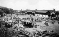 La place du marché à Accra, au début du XXème siècle. - Accra. – La ville d’Accra devient la capitale de la Gold Coast en 1877, peu de temps après que celle-ci soit devenue une colonie de la Couronne britannique en 1874. Les différents quartiers de la ville s’étaient structurés à partir du XVIIème siècle, à proximité des forts européens. Puis progressivement, l’agglomération de ces noyaux initiaux a formé la ville. La ville acquiert des rôles culturels, économiques et politiques locaux, avant d’être investie par le projet colonial d’en faire le pôle économique et politique structurant de la colonie.