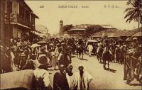 Accra. – La ville d’Accra devient la capitale de la Gold Coast en 1877, peu de temps après que celle-ci soit devenue une colonie de la Couronne britannique en 1874. Les différents quartiers de la ville s’étaient structurés à partir du XVIIème siècle, à proximité des forts européens. Puis progressivement, l’agglomération de ces noyaux initiaux a formé la ville. La ville acquiert des rôles culturels, économiques et politiques locaux, avant d’être investie par le projet colonial d’en faire le pôle économique et politique structurant de la colonie. Cette carte postale, éditée par Lévy et Neurben réunis, à Paris, est diffusée par la compagnie française SCOA (société commerciale de l’Ouest africain), et fait partie d’une série sur les colonies anglophones comptant également des clichés sur le Sierra Leone. Elle a été expédiée le 18 février 1924, d’Accra vers Bruxelles.