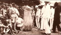 HRH The Prince of Wales and the Ju-Ju Man, Accra. – Il doit s’agir d’Edouard VIII, qui porta ce titre traditionnellement dévolu au fils du souverain entre 1910 et 1936, avant d’accéder au trône britannique, charge dont il devait abdiquer deux ans plus tard pour raisons matrimoniales. Il effectua un voyage sur la côte ouest africaine en 1925. Il se rendit notamment au Sierra Leone et au Nigeria, et visita la Gold Coast en avril, passant par Accra et Kumasi. « Ju-ju man » est le nom couramment employé en Gold Coast pour désigner les féticheurs.
