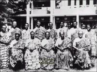 Le premier gouvernement du Ghana indépendant, en 1957. – Seconde colonie britannique d’Afrique à obtenir son indépendance, le 6 mars 1957, après le Soudan en 1956, la Gold Coast adopte le nom de Ghana, en référence à l’Empire du Ghana (VIII ème à XIII ème),  sous la gouverne de Kwame Nkrumah, et opte pour la république en 1960. On voit ici Kwame Nkrumah, le troisième personnage assis en partant de la gauche, alors premier ministre, entouré de son gouvernement. Il était devenu premier ministre dès 1951, alors que le parti qu’il avait fondé venait de remporter les élections législatives, juste après qu’il ait connu la prison pour son activité politique. Panafricaniste de la première heure, il contribue à la création de l’Organisation de l’Unité Africaine, devenue depuis Union Africaine, qu’il souhaitait néanmoins beaucoup plus omnipotente. Dans ce même esprit, il avait formé une union inédite avec la Guinée et le Mali, tout juste indépendants. Et, quand en 1966 il est renversé par un coup d’Etat militaire, qui a lieu tandis qu’il effectuait un long voyage en Chine, le président guinéen Sékou Touré dont il avait été l’un des premiers soutiens, lu propose la coprésidence de son pays ! Le régime de Kwame Nkrumah avait connu au fil du temps une dérive autoritaire indéniable et un échec économique dont le Ghana portera les stigmates jusqu’à l’arrivée au pouvoir de Jerry Rawlings en 1981. Kwame Nkrumah meure en exil en 1972, dans un hôpital  de Bucarest en Roumanie.