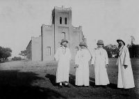 Eglise de Navrongo, au nord de la Gold Coast. – Visite, en 1929, de Mgr Joanny Thévenoud, vicaire apostolique de Ouagadougou, et du père Louis Durrieu,  reçus par le père Remigius McCoy et Mgr Oscar Morin. La mission dans les Territoires du nord de la Côte-d’Or a été fondée en 1906 à partir de la mission de Ouagadougou.