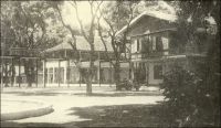 L’hôpital Ballay de Conakry, à la veille de l’indépendance. – Bâti entre 1899 et 1902, ce centre hospitalier moderne remplace le premier établissement, ouvert non loin de là en 1894 et devenu trop exigu. A l’heure où la capitale guinéenne, le pays entier et ses voisins affrontent une redoutable épidémie de fièvre Ebola, son nom a une résonnance toute singulière. C’est celui du médecin Noël Ballay, ancien lieutenant-gouverneur de la colonie, victime d’une épidémie de fièvre jaune. Au moment où le nouvel hôpital entre en fonction, au tout début du XXème siècle, il vient de succomber à Saint-Louis du Sénégal, où la maladie connait une flambée très meurtrière. Parti prêter main forte aux équipes soignantes, et contraint à assurer également l’intérim du gouverneur-général d’AOF tombé malade et évacué vers la métropole, il fait partie des très nombreuses victimes dans le corps médical. Saint-Louis, subit des épisodes de fièvre jaune récurrents, en 1830, 1881, 1890, 1900... Ce dernier décime le personnel sanitaire, ne laissant vivants que 2 médecins sur 25 dans la colonie ! Nombreuses autres villes africaines connaissent des tragédies comparables jusqu’à la mise au pont d’un vaccin dans les années 1930 et sa diffusion un peu plus tard. Ainsi, la capitale de la Côte d’Ivoire est transférée à Bingerville, après la terrible épidémie qui ravage la ville côtière  de Grand Bassam entre 1899 et 1900. La fièvre jaune reste endémique en zone tropicale et continue de faire des victimes parmi les populations non-vaccinées. Aujourd’hui, la Guinée semble très démunie face à la nouvelle menace virale. Mais il faut noter le piètre héritage de la période coloniale en matière sanitaire, et l’absence d’investissement de la part des régimes suivants. Au moment de son indépendance, en 1958, le pays ne dispose que de 58 médecins dont seulement 3 docteurs en médecine guinéens ! Par la suite, les préoccupations des gouvernants n’ayant guère été au bien être des populations, le développement du secteur de la santé n’a pas accompagne l’explosion démographique de ces dernières décennies. – Un article très récent d’Adama Aly Ram, de la BCEAO, fait un parallèle intéressant entre la situation sociale actuelle et celle engendrée par les épidémies de choléra du XIXème siècle au Sénégal, cherchez sur un moteur de recherche « Les épidémies ont aussi une histoire : le choléra au Sénégal au 19ème siècle ».