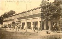 Conakry, Hôtel du Niger. – Cet établissement a été créé, comme le Grand-Hôtel, par un entrepreneur corse dans l’entre deux guerres. Celui-ci, Jean-Baptiste Ferracci, né en 1884 à Sartène, était arrivé en Guinée à l’âge de 19 ans pour y exercer le métier d’agent de commerce, avant de se lancer dans l’hôtellerie. Selon l’écrivain et journaliste Jean Martret, dans un ouvrage paru en 1934, il aurait du exploiter le Grand-Hôtel avec son beau-frère, un certain Millet, avant qu’ils ne se brouillent et que ce dernier ne parte réitérer l’expérience à Douala. Mais l’anecdote, recueillie par des témoignages de comptoir au Cameroun, n’est pas forcément vraie… Ferracci, quant à lui, connait ensuite une belle carrière, accédant en 1938 à la direction de l'Office guinéen des caoutchoucs et des palmistes. Egalement investi dans la vie publique et dans la défense de la condition des indigènes, sa popularité le porte dès 1936 au Conseil supérieur de la France d'Outre-mer. Investi par la SFIO, il est élu en 1947 à la seconde Assemblée nationale constituante, dans le collège des citoyens de Guinée. Puis il est également porté par les urnes, dans le premier collège de Guinée, au Conseil de la République le 13 janvier 1947. Il s’emploie à y améliorer la représentation politique des colonies et des départements d’outre-mer. Toujours en 1947, concrétisant un souhait ancien, il se fait élire maire de Sartène, sa ville natale. Il disparaît à Paris fin 1950, en cours de mandat. En 1951, l’entreprise Ferracci-fils ouvre à Camayenne, en périphérie de Conakry et en bordure de mer, « l'Hôtel et le Restaurant Bar de Camayenne », établissement toujours réputé aujourd’hui. L’hôtel du Niger existe encore de nos jours mais serait vétuste. Sources : Martet, Jean, Les bâtisseurs de royaumes, Paris, Albin Michel, 1934.