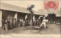 Kankan, porteurs de marchandises avant leur départ pour le Sud. - L’explosion de la demande industrielle en caoutchouc à partir de la fin du XIX ème siècle, liée au développement de la bicyclette puis de l’automobile, a entraîné une véritable fièvre du latex en Guinée. Le produit était ici tiré de lianes sauvages et non de l’hévéa comme en Amazonie. Mais rapidement, les ressources les plus accessibles, proches du littoral où est embarqué le latex, sont épuisées et il faut mobiliser pour aller en chercher plus loin, au Fouta-Djallon d’abord, en Haute-Guinée ensuite –dont Kankan est la principale ville-, puis jusqu’en Guinée Forestière. Une partie importante de la population guinéenne se trouve alors enrôlée pour la récolte et le transport, sur des distances toujours plus grandes, du précieux produit. Alfred Guignard, un fonctionnaire proche du général Mangin, évoque le phénomène à l’occasion d’une mission dans la région en 1911 : « La ruée européenne sur ce produit a introduit dans les mœurs rurales des pays dotés de cette richesse néfaste deux causes de perturbations profondes : l’abandon des champs moins rémunérateurs, la multiplication du portage, corvée abrutissante, qui n’a souvent de volontaire, on le sait, que le nom » (1). Le chemin de fer, qui relie le port de Conakry à Kankan avant la première guerre mondiale, arrive un peu tard pour cette ressource devenue rare et trop chère pour concurrencer celles issues des récentes plantations asiatiques d’hévéa. Source (1) : Guignard, A., « Zig-zags en AOF » dans L’Afrique Française, n°10, oct. 1912.