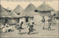 Haute-Guinée, Tam-tam, la danse des fusils. – Les visiteurs étrangers qualifiaient autrefois toutes les cérémonies traditionnelles africaines de « Tam-tam ». Ce terme générique faisait bien sûr référence au recours quasi systématique à des percussions à peaux tendues pour rythmer les festivités. L’officier Baratier, dans un ouvrage consacré à ses campagnes d’Afrique, explique ainsi la réception organisée pour l’accueillir avec faste par un chef local : « Il m'annonce qu'avant de palabrer, ses guerriers vont exécuter un grand tam-tam en mon honneur ! » (1). Quant à la danse des fusils, quelques fois appelée berezzana ou fantasia à pied, c’est une coutume que l’on trouve sous différentes formes sur les deux rives du Sahara. Elle met en scène une chorégraphie mimant le combat, avec des sabres ou des fusils. Car si on trouve beaucoup d’armes à feu en Afrique aujourd’hui, il y en avait bien davantage deux siècles plus tôt ! Le commerce négrier avait en effet déversé vingt millions de fusils en Afrique de l’Ouest avant la fin du XVIIIème siècle, en échange d’esclaves. Et puis les artisans locaux ont également appris à en fabriquer. Et il y a fort à parier que les fusils de traite visibles sur cette photo - des armes rudimentaires, dans lesquelles la charge propulsive est enflammée par l’étincelle d’un silex porté par un chien - sont de facture locale.  Sources : (1) Baratier, Lt-Col., A travers l’Afrique, Paris, Arthème Fayard, 1908.