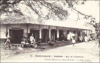 Kankan, Rue du Commerce. La principale ville de Haute-Guinée fut le théâtre d’un événement peu ordinaire au sortir de la Seconde guerre mondiale. La région connaissait alors divers remous politiques et sociaux et, en 1947, les anciens combattants se révoltèrent et prirent ponctuellement le contrôle de Kankan. Ils y proclamèrent une éphémère république africaine. L’ordre fut vite rétabli, mais cette affaire reflète l’état de défiance envers l’autorité de l’administration et des chefferies locales qui régnait à  cette époque. Ces dernières avaient en effet été l’instrument zélé d’un effort de guerre épuisant pour la Guinée. Car l’AOF, rentrée dans le camp des alliés depuis 1942, était coupée de la métropole et exigeait beaucoup de ses colonies. Il leur faillait à la fois subvenir à leurs propres besoins, à ceux des grands centres urbains comme Dakar, et à l’effort de guerre. Les attentes, en taxes sur les populations et en produits – riz, céréales… -, étaient souvent démesurées voire irréalisables, fondées sur des connaissances erronées des ressources disponibles. On rapporte ainsi  l’histoire d’un administrateur de cercle de Guinée, à qui l’on réclamait la fourniture de plusieurs tonnes de miel, qui fut sanctionné pour avoir répondu par télégramme à Dakar : « D’accord pour le miel. Stop. Envoyez les abeilles… ». Sources : Suret-Canale, Jean, La République de Guinée, Paris, Editions Sociales, 1970.