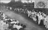 Conakry, fête du 14 juillet, course de bicyclettes. - La fête nationale du14 juillet est systématiquement célébrée dans tout l’empire colonial français, y compris dans les territoires sous mandat de la SDN comme au Cameroun. Cérémonies officielles et militaires, rencontres sportives (régates, courses pédestres, équestres et cyclistes, concours de tir…), jeux collectifs et bien sûr bals et flonflons sont de mise. Pour les édiles et notables africains c’est également l’occasion de renouveler leur témoignage d’allégeance aux autorités coloniales, en venant, par exemple, saluer l’administrateur ou le commandant de cercle. Peu impliqués dans le sentiment national en temps de paix, les Africains – ceux résidants dans les villes et les chefs-lieux notamment – sont étroitement associés à ses festivités. Ces commémorations civiles permettent à l’administration coloniale de se démarquer des multiples fêtes religieuses orchestrées par le clergé local, alors que la séparation entre l’église et l’Etat est encore toute fraiche. Après la seconde guerre mondiale, une nouvelle fête, le 1er mai, va détrôner  celles officielles du 14 juillet et du 11 novembre, auprès des populations autochtones. Importée elle aussi, la fête du travail est adoptée et adaptée localement, parfois sur un mode revendicatif tandis que les aspirations indépendantistes se font jour.