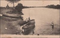 Kankan (Haute-Guinée française). Sur le bord du Milo (affluent du Niger). – La ville de Kankan en Haute-Guinée est située sur la rive gauche du Milo, le principal affluent de la rive droite du fleuve Niger. Le Milo, qui est navigable à partir de Kankan, permit, des siècles durant, la diffusion des produits de cette région vers le bassin du Moyen-Niger. A l’inverse, les produits d’importation diffusés avec la colonisation suivirent  ces mêmes axes fluviaux, mais de Bamako vers la Haute-Guinée. L’arrivée du chemin de fer Conakry-Niger, achevé en 1913, qui passait par Kouroussa (le point amont extrême de navigation sur le fleuve Niger) et avait Kankan pour terminus, bouleversa les équilibres de la région qui se trouva désormais tournée directement sur la façade atlantique.