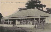 Boké, l'hôpital. - La Guinée dispose, à la fin de l'époque coloniale, d'un seul vrai hôpital (le vieil hôpital Bellay de Conakry), un hôpital de seconde classe à Kankan, 98 dispensaires et de moins de 60 médecins, dont 39 Guinéens sur 58 en 1958 (1). « Le budget du Service de Santé, en 1955, s’est élevé à 357 981 000 francs, soit 11,62 % du budget, dont environ 215 millions pour les dépenses du personnel. Ce personnel comprend, à l’heure actuelle, 17 docteurs en médecine, dont 3 Africains, 41 médecins africains, 58 sages-femmes et 306 infirmiers et infirmières. […] Les formations sanitaires du Territoire se répartissent en six catégories : hôpital, ambulance, gros centres médicaux, centres médicaux de chefs-lieux, dispensaires avec infirmiers, centres ce consultation fixes : elles comprennent au total 1471 lits. » (2). Sources : (1) Suret-Canale, Jean, La République de Guinée, Paris, Editions Sociales, 1970.  (2) Collectif, La Guinée Française, Paris, Cahiers Charles de Foucauld, 3ème série, n°44, 1956.