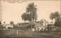 Conakry, l’hôpital. – Bâti entre 1899 et 1902, à plus d’un kilomètre du centre européen de la ville en bord de mer, l’établissement remplaçait un premier hôpital ouvert en 1894 à côté de l’Hôtel du Gouvernement et devenu trop petit.  Composé de quatre pavillons principaux d’un étage, reliés entre eux par des passerelles couvertes - une option souvent utilisée pour l’architecture sanitaire en zone tropicale -, et de quelques autres bâtiments annexes –cuisines, bains, morgue, pavillon de désinfection et pavillon des contagieux -, Il est encore aujourd’hui en service. Ces installations constituaient, à l’époque, la section européenne de l’hôpital, tandis qu’une section indigène était édifiée en dehors de l’enclos. On donna au nouvel établissement  le nom de « Hôpital Ballay », en hommage à l’ancien lieutenant-gouverneur de la colonie, médecin de formation, qui venait de succomber à l’épidémie de fièvre-jaune, en janvier 1902, au Sénégal où il occupait le poste de gouverneur. Un autre établissement hospitalier sera construit, à Donka en banlieue, en 1950.