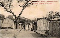 Sougueta, Etablissements Syriens. – « Comme la plupart des administrateurs, celui de L… nous parle de la formidable puissance de pénétration des Syriens. Les maisons françaises qui s’installent en Guinée s’échelonnent le long de la voie ferrée mais ne s’enfoncent pas dans la brousse. Le Syrien, lui, entre partout. Il consent de longs crédits au nègre. Il emprunte aux banques et il tient rigoureusement ses engagements envers elles ; les autres Syriens désignés comme caution paient toujours. On a beau exiger des nouveaux arrivants en A.O.F. un pécule, et en élever le montant, ils sont toujours à même de le fournir. Dans l’ensemble, depuis le Gouverneur Général jusqu’aux fonctionnaires de cercle, j’ai trouvé l’administration française favorable aux Syriens ; il en sera ainsi tant que ceux-ci n’écouleront que des produits français. Mais le petit commerce et les employés subalternes les haïssent. Quelle part faire à la vérité et quelle part faire à l’envie ? On nous avait dit qu’en A.O.F. les Syriens se considéraient comme chez eux. L’administrateur qui nous offre ce soir l’hospitalité nous raconte qu’un Syrien de son cercle se fait adresser ses lettres : Guinée syrienne » (1). – Les entrepreneurs libano-syriens – on parlait essentiellement de Syriens avant la création du Liban en 1926 par les Français qui exerçaient alors un mandat de la SDN sur cette région - ont investi un échelon intermédiaire dans le commerce d’Afrique de l’Ouest, entre les compagnies françaises et les acheteurs indigènes, à partir de la seconde moitié du XIXème siècle. Beaucoup de familles ont fait souche et continuent de vivre, des générations plus tard, sur le continent. Certains ont constitué des fortunes considérables, mais la plupart restent exploiter des affaires plus modestes, dans le commerce, les services, l’artisanat ou l’industrie locale. On peut lire sur le sujet l’article de l’historien Ibrahima Thioub : « Les Libano-Syriens en Afrique de l’Ouest. De la fin du XIXe siècle à nos jours » (http://www.histoire-afrique.org/article159.html).  – Contrairement à l’idée émise par P. Morand, situant les commerces syriens à l’écart des grandes voies de communication, Sougueta se trouve être sur le chemin de fer Conakry-Niger. Sources : (1) Morand, Paul, A.O.F. de Paris à Tombouctou, Paris, Flammarion, 1928.