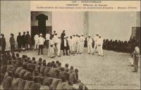 Conakry, affaire de Gomba, confrontation du Gouverneur avec les prisonniers Foulahs, maison d’arrêt. – La scène se situe en 1911. A cette époque, suite au retour en Guinée du roi du Labé Alpha Yaya Diallo – il avait était déporté au Dahomey en 1905 par le colonisateur -, des troubles politiques secouèrent le Foutah-Djallon. A la tête de cette insurrection, qui tentait de rétablir le pouvoir du souverain et l’indépendance de la région, se trouvent le Ouali de Gomba, Thierno Aliou, et Karamoko Sankoun de Touba. Pour mater la contestation, l’administration fit appel à la 7ème compagnie de tirailleurs sénégalais (en garnison à Kati près de Bamako), qui s’empara facilement de la localité de Touba. Mais, le 30 mars 1911, la troupe rencontra à Gomba une résistance sans précédent, qui devait coûter la vie au capitaine Talay qui la dirigeait, à un lieutenant et  à 12 tirailleurs. A force de combat Gomba tomba, la répression fut féroce et les captifs nombreux (comme le montre la photo). Thierno Aliou, qui avait fuit vers la Sierra Leone voisine, fut capturé et extradé par les Anglais, puis condamné à mort par la Cour d’Assise de Conakry. Octogénaire, le vieux chef mourut d’épuisement en détention avant même que son recours en grâce n’ait été rejeté. Alpha Yaya Diallo et ses proches furent exilés à Port Etienne, l’actuelle Nouadhibou. « L’année 1911 fut marquée par une très forte présence de détenus politiques parmi la population pénale », note l’historien Mamadou Dian Chérif Diallo (Répression et enfermement en Guinée. Le pénitencier de Fotoba et la prison de Conakry de 1900 à 1958, Paris, L’Harmattan, 2005). En Guinée, les régimes changent, mais la violence répressive reste une constante de l'arsenal politique...