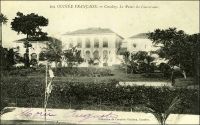 Conakry, le Palais du Gouverneur. – «  Le 23 avril  [1890], j’embarquai sur le paquebot « Taygète » de la Compagnie Fraissinet. Mes amis m’accompagnèrent à bord et plusieurs pleurèrent en me disant adieu. Conakry, chef-lieu de la nouvelle colonie formée avec les « Rivières du Sud », fut notre première escale ; le navire mouilla assez loin de la ville (une douzaine de maisons). Ce n’est déjà plus le Sénégal, la végétation est luxuriante et la température plus humide. A travers les arbres, on aperçoit une maison en construction, c’est le nouvel hôtel du Gouvernement ». Source : Correspondance d’Albert Nebout (1862-1940), rassemblée et publiée dans Nebout, Albert, Passions Africaines, Genève, Editions Eboris, 1995.