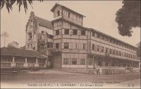 Conakry, le Grand Hôtel. - Le Grand Hôtel de Douala, écrit Jean Martret dans son ouvrage Les bâtisseurs de royaumes paru en 1932, « est ouvert par un certain Millet, qui était arrivé en 1917 à Douala après s’être fâché avec son beau frère avec qui il devait exploiter le Grand Hôtel de Conakry. »