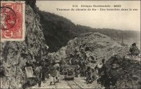 Guinée, travaux du chemin de fer, une tranchée dans le roc. – « Au passage, nos voyageurs purent admirer les ponts, les viaducs, les tranchées, travaux remarquables non par leur importance, mais par les difficultés que dut vaincre pour les mener à bien le capitaine Salesses. C’est à ce vaillant pionnier, alors capitaine du génie, plus tard administrateur des colonies, qu’est due cette oeuvre qui lui fait grand honneur. N’a-t-il pas exécuté successivement le tracé primitif, l’avant-projet, le tracé définitif et dirigé d’une main ferme les premier travaux d’exécution ? » Source : Decourt, Dr Ferdinand, La famille Kerdalec au Soudan, Paris, Ed. LibrairieVuibert, 1910.