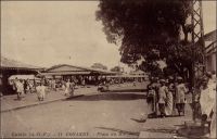 Conakry, Place du marché. – « Le marché de Conakry, où l’on voyait jadis à peine quelques vieilles femmes ou quelques négrillons vendant des oranges ou des petits tas d’arachides, fait aujourd’hui, pendant la saison de la traite, plus de 25 000 francs d’affaires par jour. Son port [de Conakry] a un mouvement annuel de 40 000 tonnes, représentant une valeur de plus d’un million. Il y a ici plus d’une vingtaine de maisons de commerce de premier ordre. » Source : Decourt, Dr Ferdinand, La famille Kerdalec au Soudan, Paris, Ed. Librairie Vuibert, 1910.