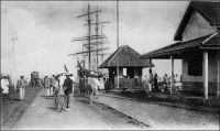 Wharf de Conakry. – « Bientôt le paquebot stoppa devant le wharf du Gouvernement. Long de 325 mètres, y compris la jetée en pierre qu’il prolonge, large de dix, ce wharf, commencé en 1896, est bâti en rhônier et en pitchpin  et permet l’accostage des vapeurs de commerce de cinq à six mètres de tirant d’eau. Sur ses bords sont disposés quatre mâts de chafge et deux grues à vapeur de quatre tonnes, pour le service desquelles on doit payer le modeste prix de vingt-cinq centimes par tonne. » Source : Decourt, Dr Ferdinand, La famille Kerdalec au Soudan, Paris, Ed. LibrairieVuibert, 1910.