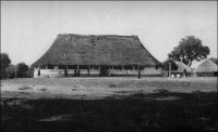Youkounkoun, pavillon-dispensaire ancien modèle et courant dans toute la Guinée. – « Le budget di Service de Santé, en 1955, s’est élevé à 357 981 000 francs, soit 11,62 % du budget, dont environ 215 millions pour les dépenses du personnel. Ce personnel comprend, à l’heure actuelle, 17 docteurs en médecine, dont 3 Africains, 41 médecins africains, 58 sages-femmes et 306 infirmiers et infirmières. […] Les formations sanitaires  du Territoire se répartissent en six catégories : hôpital, ambulance, gros centres médicaux, centres médicaux de chefs-lieux, dispensaires avec infirmiers, centres ce consultation fixes : elles comprennent au total 1471 lits. » Source (photo et texte) : Collectif, La Guinée Française, Paris, Cahiers Charles de Foucauld, 3ème série, n°44, 1956.