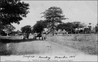 Kankan, avenue de Siguiri. - « Arrivée à la gare de Kankan peu avant midi. Les chefs indigènes, dont un descendant de Samory, viennent nous voir à la gare, drapés, la tête enveloppée de linges blancs, assez semblables à des Flamands du XVème siècle. Dehors, la milice composée d’anciens tirailleurs, khaki et rouge, porte les armes. Alors éclate, comme une bombe sous le soleil, dans la poussière, avec une brusquerie extraordinaire, mon premier tam-tam d’Afrique »(1). « Jusqu’en 1911 l’orientation soudanienne demeura prépondérante : les marchandises d’importation arrivaient de Bamako à Kouroussa (terminus des 400 km du bief navigable supérieur du Niger) et à Kankan (par le Milo). La construction du chemin de fer et celle du réseau routier ont renversé l’orientation traditionnelles des courants d’échange au bénéfice de Conakry et donné à Kankan un nouvel essor » (2). Sources : (1) Morand, Paul, A.O.F. de Paris à Tombouctou, Paris, Flammarion, 1928 ; (2) Suret-Canale, Jean, La République de Guinée, Paris, Editions Sociales, 1970.