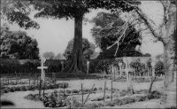 Cimetière de Youkounkoun. – « Non loin du poste s’alignent dans un enclos rustique les tombes des Français et tirailleurs tués par les Coniaguis lors de la conquête. Autour de chacune d’elles, simplement limitée par des pierres, on a planté les canons des moukalas pris à l’ennemi. La tombe de l’officier est vide. Relevé par les Coniaguis, au cours du combat, son cadavre, trophée sanglant réservé sans doute pour quelque horrible triomphe, ne pu jamais être retrouvé. Ces cimetières lointains nous émeuvent. Car ce sont « nos » morts ; squelettes éparpillés à travers le monde, morts glorieux, morts obscurs ; enfants prodigues qu’on ne revit jamais plus, morts de fatigue, morts de faim, tombés dans des combats, ensanglantés, les bras en croix, massacrés ou morts de fièvre, sans parents pour leur fermer les yeux ; Angevins, Gascons, Normands ou Bretons qui portèrent au loin le nom de leur pays ». Source (photo et texte) : J. Soubrier, Savanes et forêts, éditions J. Susse, Paris, 1944.