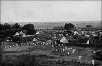 Siguiri, vue générale. – « A Siguiri, nous entrons dans la région ravagée, il y a neuf mois, par l’Almany en retraite devant le colonel Archinard ; nous y prenons une première vision de la désolation qui nous précèdera désormais dans tout le Ouassoulou » (1). Ce cliché du célèbre photographe et éditeur dakarois Edmond Fortier (1862-1928), ne fait pas partie de la collection générale publiée en cartes postales. Elle est forcément postérieure à l’épisode qu’elle illustre dans l’ouvrage du Général Baratier. Celui-ci décrit la campagne de 1891-1892 contre Samory, alors que Fortier ne se rendit qu’à deux reprises en Guinée, en 1902-1903 et en 1905. Elle due être prise lors de ce second voyage qui avait mené le photographe en Haute-Guinée, en passant en passant par le fleuve Niger et son affluent le Milo depuis Bamako à l’occasion d’un périple au Soudan français, comme cela se faisait avant l’arrivée du chemin de fer. Source image et (1) texte : Baratier, Col., A travers l’Afrique, Paris, Arthème Fayard, 1908.