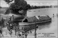 Les bords du Milo à Kankan. – La ville de Kankan en Haute-Guinée est située sur la rive gauche du Milo, le principal affluent de la rive droite du fleuve Niger. Le Milo, qui est navigable à partir de Kankan, permit des siècles durant la diffusion des produits de cette région vers le bassin du Moyen-Niger. La ligne  de chemin de fer Conakry-Niger, achevée en 1913, qui passait par Kouroussa (le point amont extrême de navigation sur le fleuve Niger) et avait Kankan pour terminus, valorisa encore ces axes fluviaux qui permettaient le désenclavement du Soudan occidental en général, et de Bamako en particulier. Cependant la ligne de chemin de fer reliant le fleuve Niger au fleuve Sénégal (entre Kayes et Bamako-Koulikoro) à partir de 1904, puis reliant directement Bamako au port de Dakar à compter de 1924, disqualifia la desserte du Soudan passant par la Haute-Guinée. - Cette image fait partie du travail du célèbre photographe et éditeur dakarois Edmond Fortier (1862-1928) à qui l’on doit une somme importante de clichés sur toute l’Afrique de l’Ouest. M. Fortier tenait boutique non loin du marché Kermel, à l’angle de la rue Dagorne et du boulevard Pinet-Laprade. Cette photo doit dater de 1905. Edmond Fortier avait effectué un voyage en Guinée en 1902 ou 1903, mais il semble qu’il soit allé à Kankan par le fleuve, comme cela se faisait avant l’arrivée du chemin de fer, depuis Bamako, à l’occasion d’un périple au Soudan français en 1905.