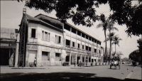 Conakry, hôtel du Niger. – Cet établissement a été fondé, comme le Grand Hôtel, par un entrepreneur corse dans l’entre deux guerres. Celui-ci, Jean-Babptiste Ferracci, né en 1884 à Sartène, était arrivé en Guinée à l’âge de 19 ans pour y exercer le métier d’agent de commerce. En 1938, son accession à la direction de l'Office guinéen des caoutchoucs et des palmistes consacre sa réussite professionnelle. Egalement investi dans la vie commune et dans la défense de la condition des indigènes, sa popularité le porte en 1936, au second tour de scrutin, au Conseil supérieur de la France d'Outre-mer. En 1947, il est élu à la seconde Assemblée nationale Constituante, dans le collège des citoyens de Guinée. Il avait reçu l’investiture de la fédération de l’AOF et du Togo de la SFIO, en même temps que Yacine Diallo, lors du le congrès extraordinaire de Dakar le 12 mai 1946. Puis il est également élu, dans le premier collège de Guinée, au Conseil de la République le 13 janvier 1947. Il s’emploie à améliorer la représentation politique des colonies et des départements d’outre-mer. Toujours en 1947, concrétisant un souhait ancien, il se fait élire maire de Sartène, sa ville natale. Il disparaît à Paris fin 1950, en cours de mandat. En 1951, l’entreprise Feracci fils ouvre à Camayenne en périphérie de Conakry et en bordure de mer, « l'Hôtel et le Restaurant Bar de Camayenne », établissement toujours réputé aujourd’hui. L’hôtel du Niger quant à lui existe toujours, mais serait vétuste. – « Voici les allées ombragées de Konakry, célèbres dans toute l’Afrique. Fromagers, manguiers, cocotiers. Plages sablées de roux, récifs noirs, métalliques. Un hôtel neuf et tout à fait confortable ». Source : Morand, Paul, A.O.F. de Paris à Tombouctou, Paris, Flammarion, 1928.
