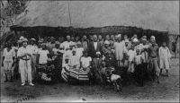 Guinée française, groupe d’indigènes. – « L’administrateur, écrit un témoin, de sa propre initiative ou sur les instructions du chef-lieu, réunit les chefs indigènes, leur vante les bienfaits de telle ou telle culture et leur enjoint de s’y adonner. Il distribue les graines, envoie ses gardes délimiter les champs et contrôler en cours de culture ou à la récolte l’exécution de ses ordres. L’amende, la prison, viennent frapper ceux qui n’ont pas voulu ou pu obéir ». Source : Cosnier, H, L’Ouest africain français, Paris, Larose, 1921.