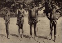 Jeunes gens coniaguis. – « Les Coniaguis, tous armés de l’arc et des flèches, n’ont pour costume qu’une large ceinture de raphia tressé en fines cordelettes, interrompue sur le ventre, et par devant le petit étui de roseau en forme de doigt de gant, l’hyppog, pointu ou carré du bout, selon la mode de chacun. Ils sont admirablement bâtis, avec les hanches étroites et les épaules carrées ; ils se rasent les tempes, ne gardant au sommet du crâne qu’une sorte de cimier. Deux longues tiges de métal pendent à leurs oreilles, effleurant les épaules ; entre la lèvre supérieure et le nez une mince plaquette d’argent, sertie dans la chair, brille par instants. Les traits fins, les yeux en amande et le galbe du corps évoquent les fresques des nécropoles égyptiennes » (1). « Coniagui et Bassari sont les seuls groupes de Guinée à avoir conservé une organisation sociale en clans matrilinéaires. Peuples sans Etat, ne connaissant aucune organisation politique, au-delà du clan ou du village, mais guerriers farouches, ils ont réussi à résister aux attaques des Peuls […] Coniagui et Bassari sont restés réfractaires à l’Islam » (2). Sources : (1)  Soubrier, Jacques, Savanes et Forêts, Paris, J. Susse, 1944. (2) Suret-Canale, Jean, La République de Guinée, Paris, Editions Sociales, 1970.