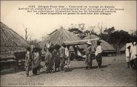 Comment on voyage en Guinée. Arrivée au campement. Les campements sont des cases que l’on trouve sur les principaux itinéraires tous les 20 kilomètres environ et dans lesquelles on passe la nuit loin des villages. – « Monté dans le hamac, je m’endors et je rêve à Paris, aux parents, aux amis… J’aperçois à mon réveil les dos nus des porteurs, dont les muscles allongés, brillants et souples, tressaillent à chaque pas. La finesse de leurs attaches est surprenante : ces gaillards de deux mètres, musclés comme des centaures, ont des poignets d’enfants ». Source : Soubrier, Jacques, Savanes et Forêts, Paris, J. Susse, 1944. - Cette carte fait partie du travail du célèbre photographe et éditeur dakarois Edmond Fortier (1862-1928) à qui l’on doit une somme importante de clichés sur toute l’Afrique de l’Ouest. M. Fortier tenait boutique non loin du marché Kermel, à l’angle de la rue Dagorne et du boulevard Pinet-Laprade. Cette photo doit dater de 1902-1903 ou 1905. Edmond Fortier a en effet effectué deux voyages en Guinée ; l’un en 1902 ou 1903 à partir de Conakry, et l’autre en 1905 en passant par le fleuve Niger et son affluent le Milo depuis Bamako à l’occasion d’un périple au Soudan français, comme cela se faisait avant l’arrivée du chemin de fer.