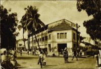 Conakry, route et hôtel du Niger. – Cet établissement a été fondé, comme le Grand Hôtel, par un entrepreneur corse dans l’entre deux guerres. Celui-ci, Jean-Babptiste Ferracci, né en 1884 à Sartène, était arrivé en Guinée à l’âge de 19 ans pour y exercer le métier d’agent de commerce. En 1938, son accession à la direction de l'Office guinéen des caoutchoucs et des palmistes consacre sa réussite professionnelle. Egalement investi dans la vie commune et dans la défense de la condition des indigènes, sa popularité le porte en 1936, au second tour de scrutin, au Conseil supérieur de la France d'Outre-mer. En 1947, il est élu à la seconde Assemblée nationale Constituante, dans le collège des citoyens de Guinée. Il avait reçu l’investiture de la fédération de l’AOF et du Togo de la SFIO, en même temps que Yacine Diallo, lors du le congrès extraordinaire de Dakar le 12 mai 1946. Puis il est également élu, dans le premier collège de Guinée, au Conseil de la République le 13 janvier 1947. Il s’emploie à améliorer la représentation politique des colonies et des départements d’outre-mer. Toujours en 1947, concrétisant un souhait ancien, il se fait élire maire de Sartène, sa ville natale. Il disparaît à Paris fin 1950, en cours de mandat. En 1951, l’entreprise  Feracci fils ouvre a Camayenne en périphérie de Conakry et en bordure de mer, « l'Hôtel et le Restaurant Bar de Camayenne », établissement toujours réputé aujourd’hui. L’hôtel du Niger quant à lui existe toujours, mais serait vétuste.