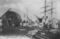 Conakry, le wharf, Voilier en débarquement  - Le port de Conakry bénéficie, en 1948, de 661 mètres de quais, soit 300 m. de quais par tirant d'eau de 8 m. ou plus, 155 m. de 6,5 m. à 8 m. et 206 m. à moins de 6,5 m. En outre, le port dispose de 4400 m. de voies ferrées, d'une cale de halage de 400 tonnes et de 3 cales pour petites embarcations, de 9 hangars à marchandises couvrant 8430 m2. Il possède 2 remorqueurs, 9 chaloupes et 8 chalands. Les phares et balises sont Tamara, Boulbinet et les feux du port. En 1945, le trafic est 2313 navires jaugeant 228 779 tonnes, 3125 passagers, 47 500 tonnes importées et 26 386 tonnes exportées. Guid'AOF, éditions Agence de Distribution de Presse et Agence Havas AOF, Dakar, 1948