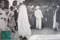 Le roi Alpha Yaya et sa suite - fin XIX ème - début XX ème siècle  - Ce roi de Labé, devenu menaçant pour le colonisateur français dont il avait été un fidèle allié dans un premier temps, fut destituté et déporté. Aimé Olivier (comte de Sanderval au titre portugais), aventurier français qui tenta de coloniser à titre privé le Fouta Djalon à la fin du XIX ème siècle, dresse de lui un portrait sévère dans son ouvrage La Conquête du Fouta-Djallon publié en 1899 :