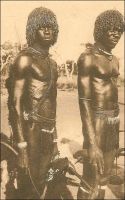 Gaoua, gaillards lobis. – « Les hommes sont simplement habillés d’une ficelle qui leur entoure les hanches ; en équilibre sur l’épaule droite, le casse-tête dont le manche pend contre la poitrine, et sous le bras le carquois de peau. […] Les rapports entre l’indigène et l’Administration perdu ce caractère d’aménité, en grande partie par la faute des Lobi eux-mêmes qui répugnent à payer l’impôt, à fournir des porteurs et des vivres. […] Les militaires continuent à occuper une partie du pays ; on les accuse d’entretenir une « légende lobi » pour justifier leurs services et décrocher des croix. […] La race Lobi, quoique brutale, cruelle, et peu hospitalière, n’en reste pas moins une des plus sympathique de toute l’A.O.F….». Sources photo et citation : Soubrier, J., Savanes et forêts, éditions J. Susse, Paris, 1944.
