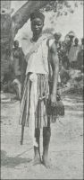Un jeune Mossi habillé à la mode de la Gold Coast. Photo Agence économique de l’AOF. – La force de travail des Mossi suscite la convoitise des différentes entreprises coloniales dès le début du XXème siècle. Grâce à leur forte cohésion sociale et politique, les royaumes Mossi ont en effet résisté, depuis leur formation au milieu du XIème siècle jusqu’au XVIIème siècle, à la plupart des incursions et notamment à la conquête islamique. Ce faisant, la région n’a pas eu à souffrir de la traite d’esclaves qui dépeuplait l’Afrique à cette époque.  Elle est devenue le seul réservoir de main d’œuvre conséquent de toute l’Afrique de l’Ouest, avec une population de l’ordre de 3 millions d’habitants dans un continent essentiellement sous peuplé. A coup d’impôt de capitation, de travail forcé et d’enrôlement dans les troupes de tirailleurs sénégalais, la France exploite intensivement cette précieuse ressource. Le développement de la colonie de Haute-Volta engagé par son premier gouverneur Edouard Hesling, mobilise massivement les populations, de gré mais surtout de force. Les recours aux travailleurs voltaïques pour des usages extérieurs à la colonie elle-même se multiplient : dans les années 1920-1930, près de 25 000 Mossi vont aller construire le chemin de fer entre Thiès et le fleuve Niger –Sénégal et Soudan- et 43 000 celui de Côte d’Ivoire.  Des dizaines de milliers d’entre eux travaillent déjà dans les forêts et les plantations naissantes du voisin ivoirien. Mais la France doit lutter pour conserver cette main d’œuvre au service de son empire. Les conditions de travail, de rémunération et d’imposition sont en effet bien plus favorables dans la colonie britannique voisine de la Gold Coast.  Les trois quarts de l’émigration Mossi prend ainsi cette direction soit  55 000 à 60 000 travailleurs en1932.