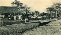 Haute-Volta, réfection des routes. Les puissances coloniales en général, et la France en particulier, aiment à s’enorgueillir des investissements publics réalisés dans leurs empires respectifs. Actualités cinématographiques, reportages et ouvrages de commande viennent attester de la « mission civilisatrice » et de l’effort national pour porter le progrès jusqu’au fond des possessions. Mais la réalité est souvent différente. La conquête et le développement des colonies surviennent à une époque où les infrastructures des régions métropolitaines doivent être multipliées et modernisées pour répondre à la croissance de l’activité économique. Les moyens dévolus aux colonies sont le plus souvent dérisoires : « ni un camion à benne,  ni un rouleau à vapeur. Rien que des nègres et des négresses […] Au Soudan, en Haute-Volta, à la Côte d’Ivoire, dans toute la pléiade, on compte cinquante mille kilomètres de routes. Tous les matériaux qui ont servi à les faire ont été portés sur la tête du nègre ! », note Albert Londres à l’issue d’un voyage dans la région au début du XXème siècle. Sources : Londres, Albert, Terre d’ébène, Paris, Albin Michel, 1929.