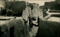 Bobo-Dioulasso, une vue du quartier indigène. - « J’arrivais à Bobo-Dioulasso. Ce n’était pas une petite résidence campée dans la brousse. Bobo-Dioulasso est un carrefour de l’Afrique nouant le Soudan, la Haute-Volta et la Côte-d’Ivoire. Vieux réduit nègre, où dans un étonnant quartier les rues ne sont pas devant les maisons, mais à l’intérieur. Elles passent de la cuisine de l’un à la case à coucher de l’autre. Les gens ne seraient chez eux qu’à leur fenêtre, s’il y avait des fenêtres ! Cette conception urbaine est magnifique. Les époux n’ont plus à se poser la triste question : Est-ce que l’on sort ? Est-ce que l’on rentre ? On est à la fois sorti et rentré, dehors et chez soi, et quoique l’on passe toutes ses nuits sur la voie publique, on ne découche jamais ! ». Sources : Londres, Albert, Terre d’ébène, Paris, Albin Michel, 1929.