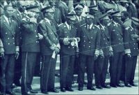 Groupe d’administrateurs voltaïques assistant à l’une des premières fêtes de l’indépendance,  au tout début des années 1960 à Ouagadougou. – Le Burkina Faso célèbre officiellement le cinquantenaire de son indépendance le 11 décembre 2010 à Bobo-Dioulasso. Pourtant la date du 11 décembre 1960 ne correspond à aucun événement particulier en Haute-Volta (nom que porta le pays jusqu’à 1983). L’indépendance a été proclamée le 5 août 1960, par le président Maurice Yaméogo. Et s’il s’est bien passé quelque chose un 11 décembre dans l’histoire de l’actuel Burkina Faso, ce n’était pas en 1960 mais en 1958, voilà 52 ans : ce jour-là, la colonie devint une république aux pouvoirs limités, au sein de la Communauté française. Mais alors pourquoi donc déplacer ainsi la fête de l’indépendance et commémorer cette année le cinquantenaire d’un jour où il ne s’est rien passé de particulier dans le pays fraîchement indépendant ? Pour plusieurs raisons : D’une part la date du 5 août ne convenait plus. Elle est trop proche de celle du 4 août, anniversaire de la prise du pouvoir par le populaire capitaine Thomas Sankara en 1983, lequel sera liquidé quatre ans plus tard par des hommes à la solde de l’actuel président Compaoré. Il convient donc d’oublier toutes traces calendaires de cet embarrassant passé. D’autre part, la date du 11 décembre tombe très bien : elle permet de disperser opportunément les Burkinabè avant le 13 décembre, à la faveur d’une semaine fériée qui vide les écoles, les administrations, les universités. Cette démobilisation vise à éviter que la population n’envahisse les rues ce jour-là, pour crier sa colère pour l’assassinat en 1998 du journaliste Norbert Zongo. L’homme de presse, qui dénonçait les crimes commis dans l’entourage du pouvoir, avait été exécuté avec ses compagnons de voyage, par des membres de la garde présidentielle. Les faits, établis par des enquêtes indépendantes, n’ont donné lieu à aucune sanction. Voilà comment deux assassinats politiques bouleversent aujourd’hui la vérité des dates historiques burkinabè.
