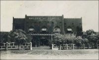Bobo-Dioulasso, centre de la maladie du sommeil. - La trypanosomiase, communément appelée maladie du sommeil, est due à un petit parasite, le trypanosome, découvert en 1901 par des chercheurs anglais en Gambie, et transmis par la mouche tsé-tsé. La maladie endémique en Afrique centrale est signalée dès le milieu du XIX éme siècle par un compagnon de Savorgnan de Brazza. La conquête coloniale et la circulation des hommes qu’elle entraîne, déclenchent une épidémie fulgurante qui dévaste la région et s’étend, une décennie plus tard, à l’Afrique occidentale. Pour lutter contre ce fléau terriblement meurtrier, le docteur Eugène Jamot (1879-1937) met au point une méthode fondée sur la mobilité des équipes médicales, qui vont à la rencontre des malades dans les villages. Malgré d’indéniables résultats, Jamot, qui dérange la hiérarchie sanitaire coloniale, est évincé 1935. La flambée épidémique qui suis le démantèlement de son organisation de lutte, inquiète les autorités administratives, et le ministre des colonies crée le Service général autonome de la maladie du sommeil en AOF et au Togo. Gaston Muraz, un disciple de Jamot, est nommé à la tête de ce service qu’il installe à Bobo-Dioulasso, située alors en Haute Côte d’Ivoire. En 1945, la structure change de nom et devient Service général d’hygiène mobile et de prophylaxie, avant de devenir en 1956, trois après le départ de son fondateur, le Centre Muraz. Il existe et fonctionne toujours aujourd’hui et connait même depuis quelques années un regain d’activité scientifique.